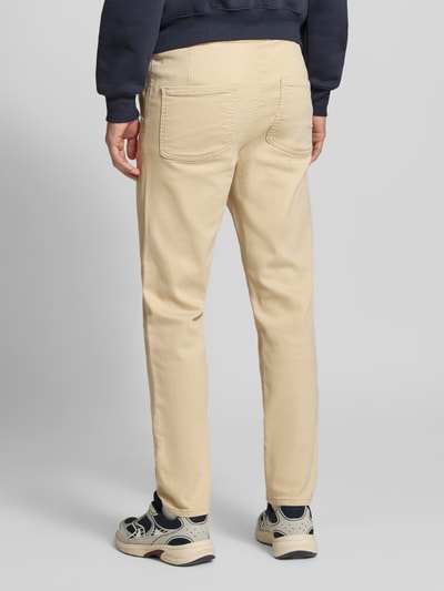 Männermodel trägt Slim Fit Stoffhose mit Eingrifftaschen Modell 'Thunder' von Blend in Beige, elastischer Baumwoll-Mix, Ganzkörperansicht Rückansicht