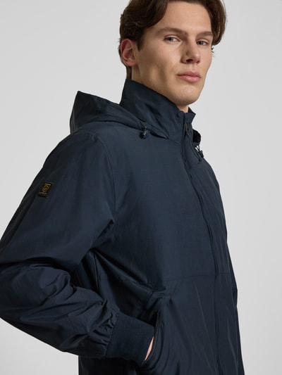 Mannenmodel draagt heren jack met opstaande kraag model 'Flyweight' van Superdry in regular fit, ritssluiting, maat M: ruglengte 71 cm, schouderbreedte 45 cm, borstwijdte 53 cm, mouwlengte 66 cm, Nahaufnahme Oberkörper.