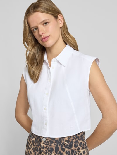 Frauenmodel trägt Boxy Fit Blusentop aus reiner Baumwolle Modell 'ESTATE_B' von Hugo Blue, Optik: Unifarben, Label-Stitching-Applikation, Hemdblusenkragen, Ganzkörperansicht von vorne.