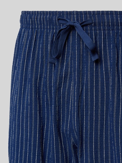 Produktfoto, Relaxed Fit Bermuda mit Viskose-Anteil von Schiesser, Elastischer-Material-Mix, Strukturmuster, Tunnelzug am Bund, dunkelblau mit feinen vertikalen Streifen.
