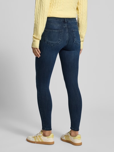 Frauenmodel trägt dunkelblaue Skinny Fit Jeans aus Baumwoll-Mix Modell 'POWER' von ONLY, Damen Skinny Fit Jeans von ONLY, Ganzkörperansicht Rückansicht.