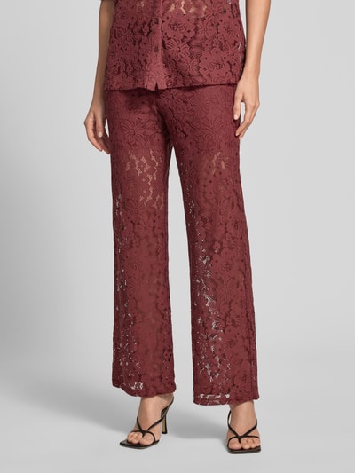 Frauenmodel trägt Weite HOSE in Spitzen-Optik Modell 'HONEY' von Vero Moda, Optik: Unifarben, Passform: Regular-Fit, Bundabschluss: Elastisch, Materialverarbeitung: Lochspitze, Ganzkörperansicht von vorne.