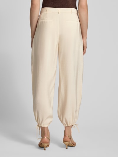 Frauenmodel trägt Relaxed Fit Hose mit eingefassten Beinabschlüssen von Christian Berg Woman Selection, mieszanka modalu, zakładki w pasie, kieszenie z tyłu, zapięcie na guzik i zamek błyskawiczny, szerokość w rozmiarze 36: 40 cm, długość wewnętrzna nogawki w rozmiarze 36: 70 cm, jasny beżowy kolor, tkanina o gładkiej fakturze, całkowity widok z tyłu