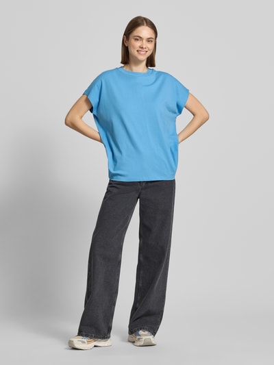 Frauenmodel trägt Oversize T-Shirt aus reiner Baumwolle von Marc O'Polo Denim, Optik: Unifarben, Passform: Oversize, Rundhals, Ärmelform: Kurzarm, Material: Reine Baumwolle, in leuchtendem Blau mit glatter Textur und klaren Linien, Ganzkörperansicht von vorne.