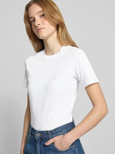 Frauenmodel trägt Damen T-Shirt mit 1/2-Arm Modell 'Luca' von Carhartt Work In Progress aus Reine Baumwolle, Gerader-Schnitt, Rundhalsausschnitt, Logo-Stitching, Rückenlänge bei Größe S 53 cm, weiße Farbe, glatte Textur, Ganzkörperansicht von vorne.