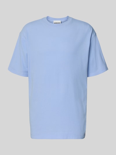 Produktfoto, Relaxed Fit T-Shirt aus reiner Bio-Baumwolle Modell 'MAARKOS WAFFLE' von Armedangels in Hellblau, Optik: Unifarben mit feiner Waffelstruktur, Kurzarm, Rundhals, Logo-Stitching, Materialverarbeitung: Feinstrick