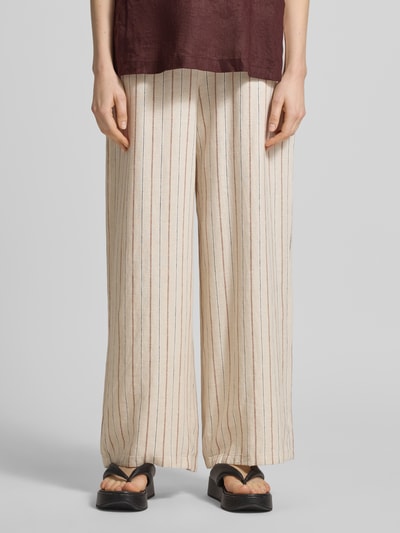 Frauenmodel trägt Wide-Leg-Pants Modell 'LINNO' von ICHI, Leinen-Viskose-Mix, lockerer Schnitt, Eingrifftaschen, Ganzkörperansicht von vorne.