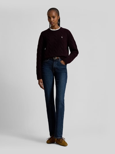 Frauenmodel trägt Regular Fit Strickpullover aus Woll-Kaschmir-Mix von Polo Ralph Lauren in Dunkelrot, strukturierte Oberfläche, Ganzkörperansicht von vorne, Damen Strickpullover von Polo Ralph Lauren