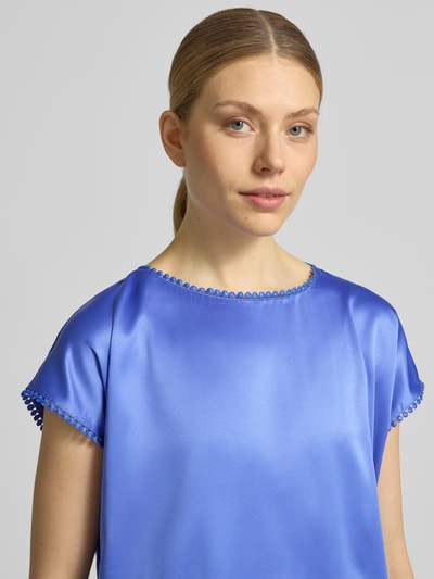 Frauenmodel trägt T-Shirt aus Satin mit Häkelspitze von Christian Berg Woman in Blau, Regular-Fit, Rundhalsausschnitt, Nahaufnahme Oberkörper, Rückenlänge bei Größe 36: 63 cm.