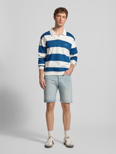 Männermodel trägt Bermudas im 5-Pocket-Design Modell '501®' von Levi's®, hellblauer Baumwoll-Mix, gerader Schnitt, Ganzkörperansicht von vorne.