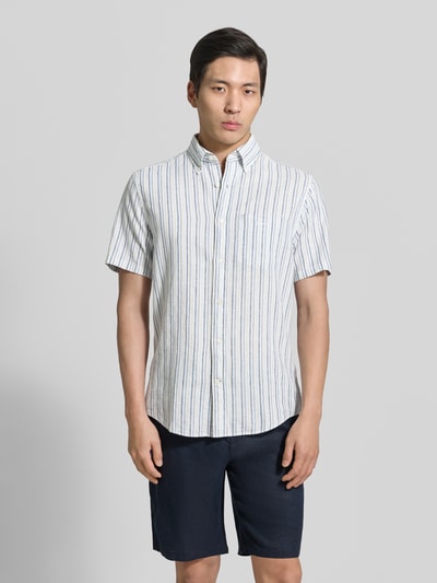 Mannelijk model draagt Slim Fit Leinenhemd met borstzak van Gant, mix van katoen en linnen, slim fit, gestikt logo, korte mouw, button-downkraag, volledige knoopsluiting, ruglengte 76 cm, schouderbreedte 45 cm, mouwlengte 24 cm, streeppatroon, lichte kleuren. Ganzkörperansicht van voren.