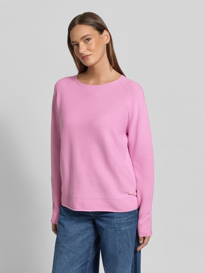 Frauenmodel trägt Strickpullover mit Rundhalsausschnitt und Label-Detail von Fynch-Hatton in Rosa, reine Baumwolle, Regular Fit, Ganzkörperansicht von vorne.