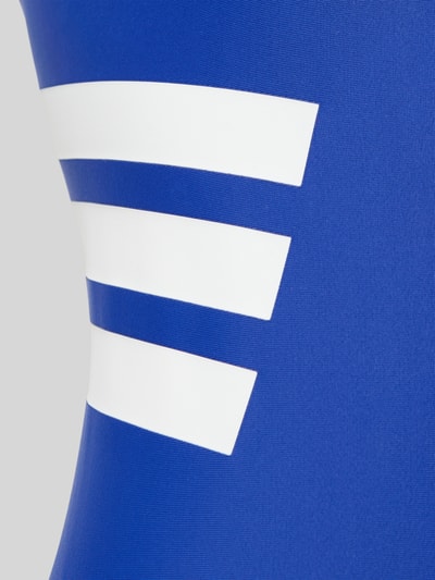 Detailaufnahme van de 'Slim Fit Sportbadeanzug met Logo-Print' van adidas, effen kleuren, slim fit, zonder sluiting, logoprint, ronde hals, brede bandjes, stretch geweven structuur, dames, adidas Sportswear.