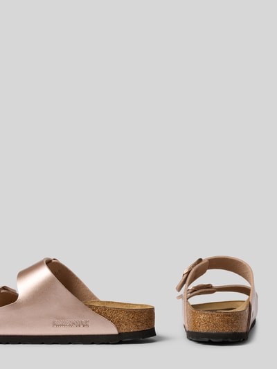 Produktfoto, Slipper mit Logo-Detail Modell 'Arizona' von Birkenstock, zaokrąglony krój, kolor różowy, otwarta i lekko profilowana podeszwa, wysokość obcasa 3 cm w rozmiarze 40