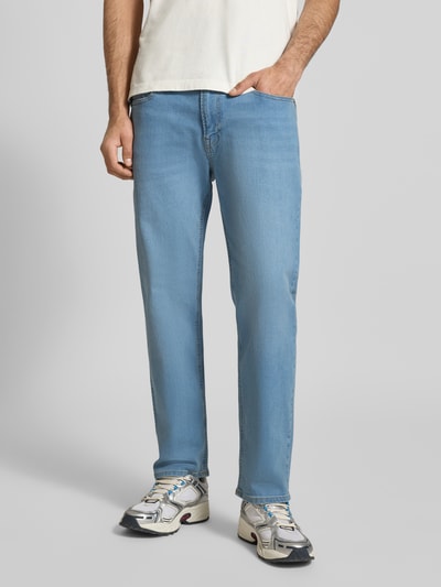 Mannenmodel draagt Straight Fit Jeans in 5-pocketmodel Model 'Clark' van JACK & JONES in katoenmix, lichtblauw, knoop- en ritssluiting, bandwijdte maat 32/32: 44 cm, binnenbeenlengte maat 32/32: 72 cm, volledige lichaamsopname vooraan.