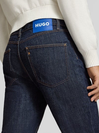 Männermodel trägt dunkelblaue Straight Fit Jeans aus reiner Baumwolle Modell 'Jonah' von HUGO, Herren Straight Fit Jeans von HUGO Blue, Nahaufnahme Rückansicht.