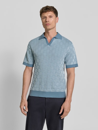 Męski model nosi Relaxed Fit Poloshirt aus reiner Baumwolle Modell 'MILAS' od SELECTED HOMME, wielokolorowa kratka, krótki rękaw, dzianina, widok całej sylwetki z przodu
