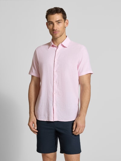 Männermodel trägt Regular Fit Freizeithemd aus Leinen-Baumwoll-Mix von MCNEAL, rosa, Kentkragen, Knopfleiste, Ganzkörperansicht von vorne. Rückenlänge bei Größe M: 74 cm, Schulterbreite bei Größe M: 50 cm, Ärmellänge bei Größe M: 25 cm.