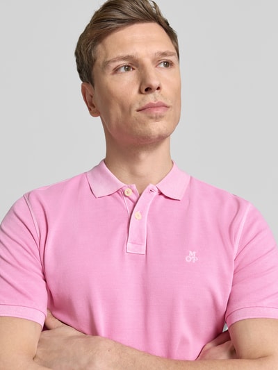 Männermodel trägt Regular Fit Poloshirt aus reiner Baumwolle von Marc O'Polo, Look: effen, gestikt logo, polokraag, korte mouw, mouwboord, rompzoom met zijsplitten, piqué-materiaalverwerking, puur katoen, nahaufnahme bovenlijf