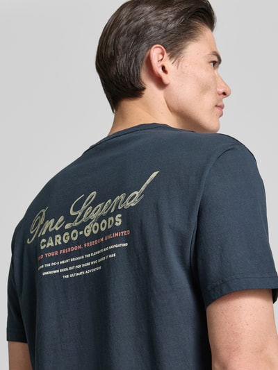 Männermodel trägt Relaxed Fit T-Shirt mit Label-Prints und Rundhalsausschnitt von PME Legend, Reine Baumwolle, Rückenlänge 70 cm, Ganzkörperansicht Rückansicht.