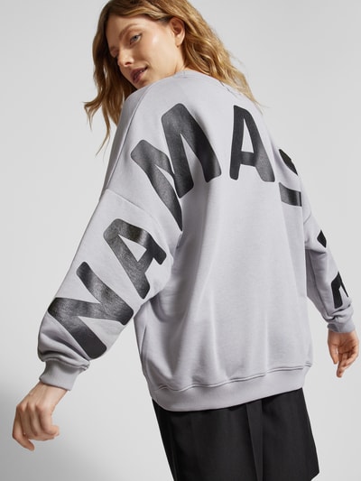 miss goodlife Sweatshirt mit Statement-Print Modell 'Double namaste' Mittelgrau 3