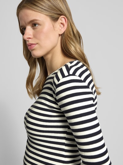 Frauenmodel trägt Slim Fit Langarmshirt aus Baumwoll-Mix von Pieces in Optik: Unifarben, Two-Tone, Muster: Gestreift, Rippstrick, Rundhals, Nahaufnahme Oberkörper.