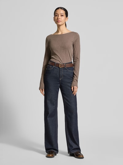 Kobiece modelka nosi Regular Fit Langarmshirt aus reiner Baumwolle von Marc O'Polo, z efektem melanżu, krój regular fit, aplikacja: nadruk z logo, dekolt w łódkę, długi rękaw, wykończenie materiału: dżersej, materiał: czysta bawełna, całkowite ujęcie z przodu.