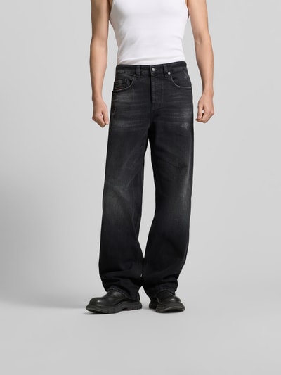 Männermodel trägt Wide Fit Jeans im 5-Pocket-Design von Diesel in Schwarz mit Logo-Patch, reine Baumwolle, Ganzkörperansicht von vorne.