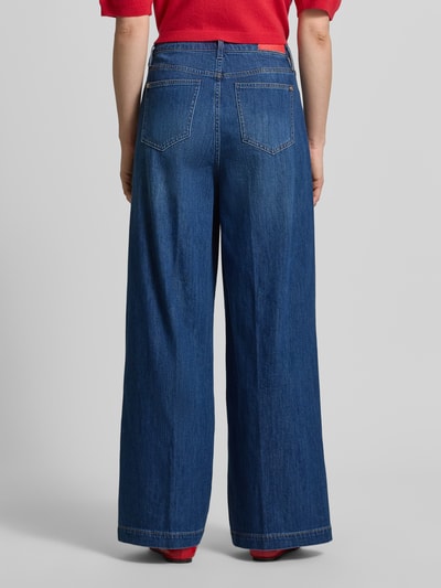 Kobiece modelka nosi Wide Leg Jeans mit Eingrifftaschen od comma, mieszanka bawełny z dodatkiem streczu, kanty, wpuszczane kieszenie, szerokość w rozmiarze 36/32: 37 cm, długość wewnętrzna nogawki w rozmiarze 36/32: 81 cm, niebieski denim, widok całej sylwetki z tyłu.