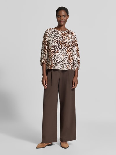 Vrouwenmodel draagt Relaxed Fit Langarmbluse aus reiner Viskose van s.Oliver RED LABEL, lichtbruine en bruine luipaardprint, stevige stof, Ganzkörperansicht van voren.