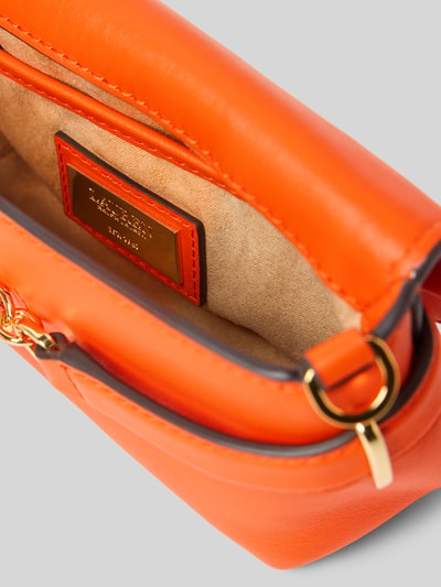 Produktfoto, Crossbody Bag mit Label-Detail von Lauren Ralph Lauren aus orangefarbenem Rindsleder mit Hauptfach, goldfarbenen Details und beigem Innenfutter, abnehmbarer Schulterriemen, Maße ca. 18x13x5 cm, Länge Schulterriemen 108 cm.