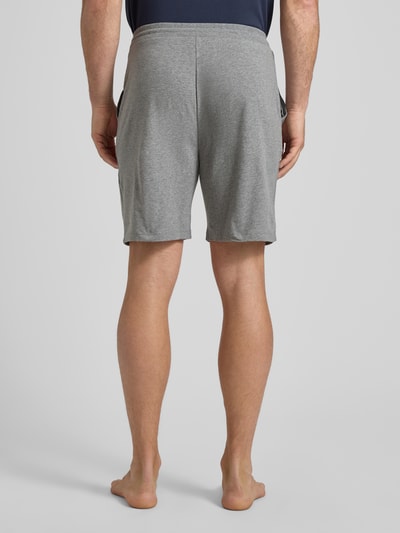 Männermodel trägt Sweatshorts mit elastischem Bund und Kordelzug von JOOP! Collection in Grau, Baumwoll-Mix, lockerer Schnitt, Ganzkörperansicht Rückansicht.