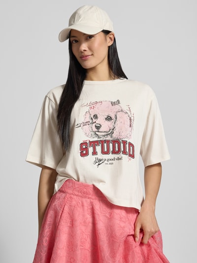 Frauenmodel trägt Regular Fit T-Shirt aus reiner Baumwolle von Jake*s Casual in Creme mit Print und rotem Schriftzug, Nahaufnahme Oberkörper.