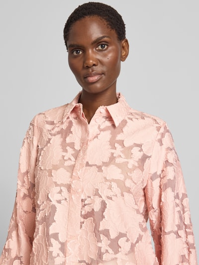 Vrouwenmodel draagt lichtroze Regular fit overhemdblouse van viscosemix model 'B056-BurnoutFlwB' van Jake*s Collection, close-up bovenlichaam