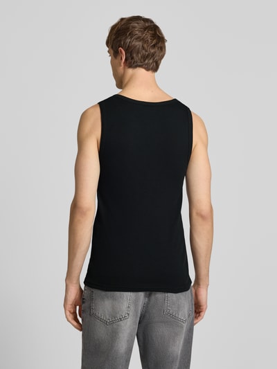 Männermodel trägt Tanktop mit Logo-Stitching und Rundhalsausschnitt van Pegador, zwart, katoenmix met stretch, fijnrib, nauwsluitend model, ruglengte maat M 69 cm, Ganzkörperansicht Rückansicht