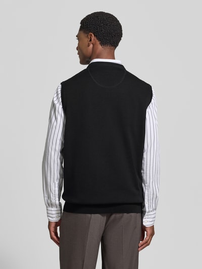 Männermodel trägt Regular Fit Pullunder aus reiner Baumwolle mit Logo-Stickerei von Fynch-Hatton, schwarze Farbe, Rückenansicht, Ganzkörperansicht Rückansicht.