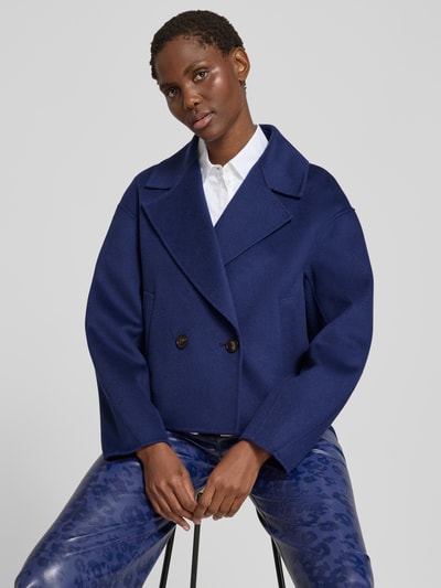 Vrouwenmodel draagt Relaxed Fit Jacke aus reiner Wolle van Marc Cain in diepblauw met Reverskraag, 2-knoopsluiting, Ganzkörperaanzicht voorkant, context: Dames jack van Marc Cain, zuiver wol, relaxed fit, Reverskraag, 2-knoopsluiting, ruglengte bij maat 36: 54 cm, schouderbreedte bij maat 36: 53 cm, borstwijdte bij maat 36: 56 cm, mouwlengte bij maat 36: 54 cm.