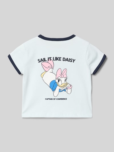 Mädchen trägt Kinder T-Shirt von Mango in Weiß mit Motiv-Print Modell 'Sail', Rundhalsausschnitt, reine Baumwolle, Rückenlänge 35 cm, Ganzkörperansicht Rückansicht.