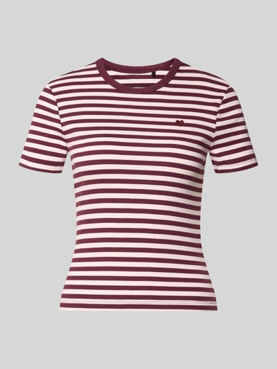 Produktfoto, Slim Fit T-Shirt aus Baumwoll-Mix Modell 'VAL' von ONLY, quer gestreift in Weiß und Dunkelrot, feine Rippstruktur