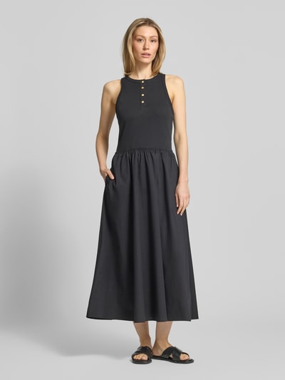 Frauenmodel trägt A-Linie Freizeitkleid aus reiner Baumwolle von Tommy Hilfiger, Optik: Unifarben, Allover-Muster, Maxi-Länge, Rundhals-Ausschnitt, kurze Knopfleiste, breite Träger, seitliche Eingrifftaschen, Material: Baumwolle-Mix, Ganzkörperansicht von vorne.