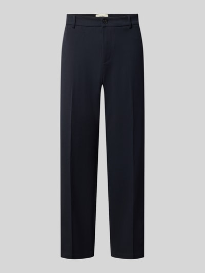 Produktfoto, Stoffhose mit Bügelfalte und Eingrifftaschen von Les Deux in dunklem Blau, gerade geschnitten, glatte Textur, Modell 'Roi', Knopf- und Reißverschluss, für Herren, Material-Mix mit Viskose-Anteil, französische Taschen, Gesäßleistentaschen, neutraler Hintergrund.