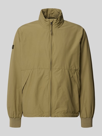 Produktfoto, kurtka Jacke mit Stehkragen Modell 'Flyweight' von Superdry, krój regular fit, stójka, zamek błyskawiczny, długość tyłu w rozmiarze M: 71 cm, szerokość ramion w rozmiarze M: 45 cm, szerokość klatki piersiowej w rozmiarze M: 53 cm, długość rękawów w rozmiarze M: 66 cm, kolor khaki, proste kształty, gładka faktura