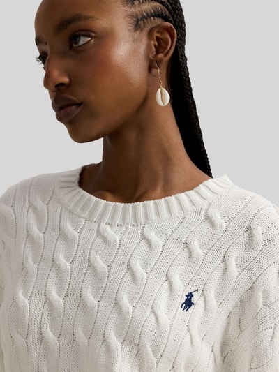 Kobiece modelka ma na sobie Regular Fit Strickpullover aus reiner Baumwolle od Polo Ralph Lauren, efekt: jednolity kolor, ścieg warkoczowy, wyhaftowane logo, dekolt okrągły, rękawy długie, zakończenia prążkowane, wykończenie materiału: dzianina, materiał: czysta bawełna; zbliżenie na górną część ciała.