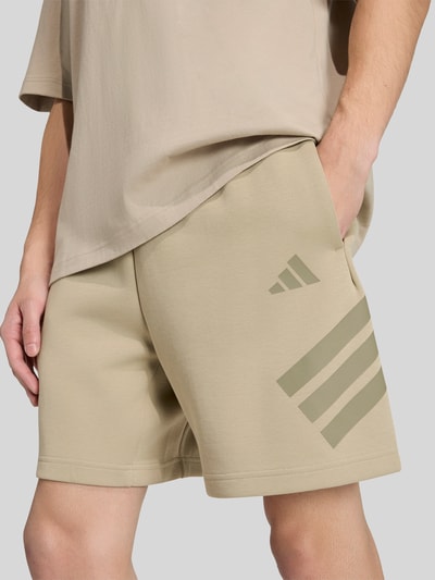 adidas Sportswear Regular Fit Shorts mit Logo Print Oliv 3