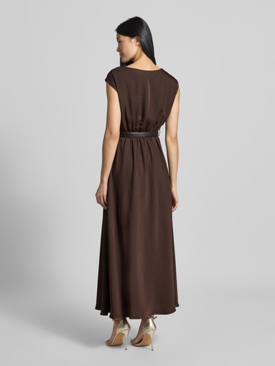 Frauenmodel trägt Abendkleid mit Taillengürtel Modell 'Estelle' von Forever New, dunkelbraun, fließender Stoff, Ganzkörperansicht Rückansicht. Taillierte Passform, Wasserfall-Ausschnitt, kurzärmlig, Maxilänge, eleganter Look.