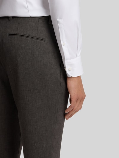 Männermodel trägt Regular Fit Anzughose mit Schurwoll-Mix Modell 'Leon' von BOSS in Dunkelgrau, feine Struktur, Nahaufnahme Hüfte, Herren Anzughose von BOSS