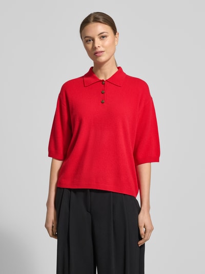 Modelka nosi Strickshirt aus Wolle-Kaschmir-Mix mit Polokragen von LUISA CERANO, krój relaxed fit, Kołnierzyk polo, listwa guzikowa, długość tyłu w rozmiarze 36: 56 cm, długość rękawów w rozmiarze 36: 30 cm, czerwony, gładka faktura, widok całego przodu sylwetki.
