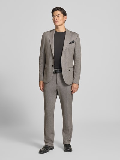 Männermodel trägt Straight Fit Anzughose mit Baumwoll-Anteil Modell 'DiConnor' von Zuitable, graues Strukturmuster, Ganzkörperansicht von vorne. Elastischer Material-Mix, Bügelfalten, Gesäßtaschen, Haken- und Reißverschluss, Bundweite 36 cm, Innenbeinlänge 80 cm.