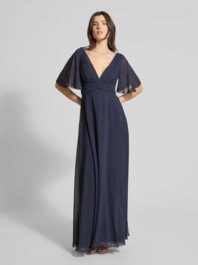 Frauenmodel trägt Regular Fit Abendkleid mit V-Ausschnitt von Jake*s Cocktail in Dunkelblau, Chiffon, Falten-Optik, Halbarm, blickdichter Unterrock, Ganzkörperansicht von vorne.