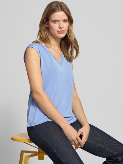 Frauenmodel trägt Relaxed Fit T-Shirt aus Modal-Mix Modell 'KAMALA LACE' von Pieces, Optik: unifarben, Spitzenbesatz, V-Ausschnitt, Kurzarm, Material: Modal-Mix, Ganzkörperansicht von vorne.